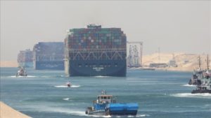 Portacontenedores navegando por el canal de Suez